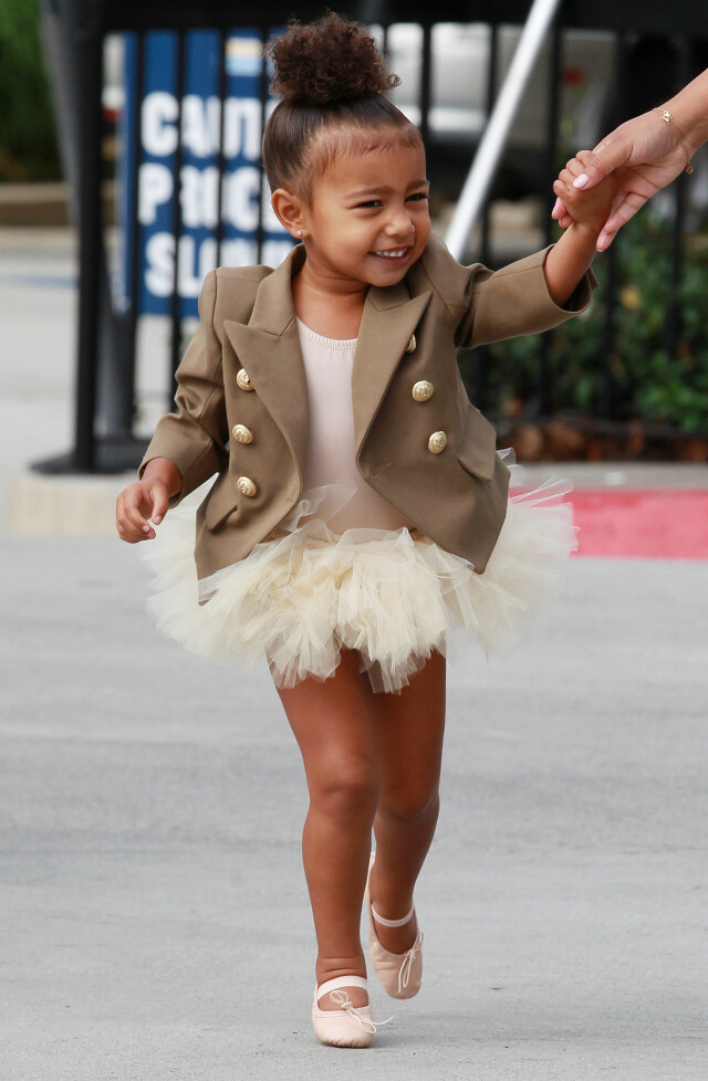 BALLETT: North West og mamma Kim på veil til en ballett-time. Foto: Splash News BALLETT: North West og mamma Kim på veil til en ballett-time. Foto: Splash News